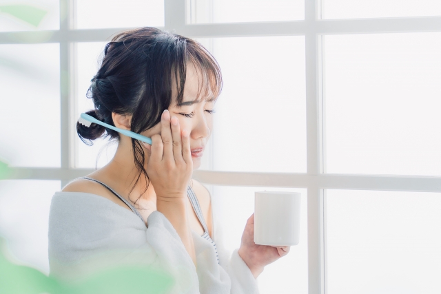 「冷たいものがしみる」はむし歯?考えられる原因と受診の目安